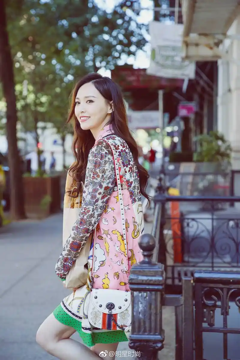 唐嫣一袭简约清新的裙装时尚街拍,大气的风格是腿精本人没错了!