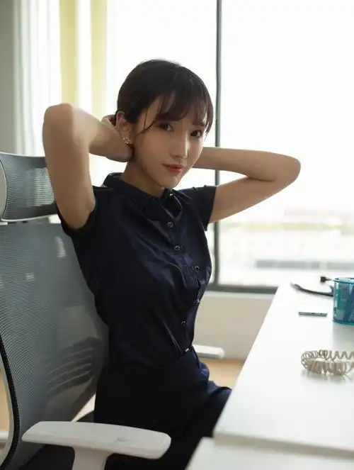 美女穿衬衫配短裙端庄中带着潮流感工作约会两不误