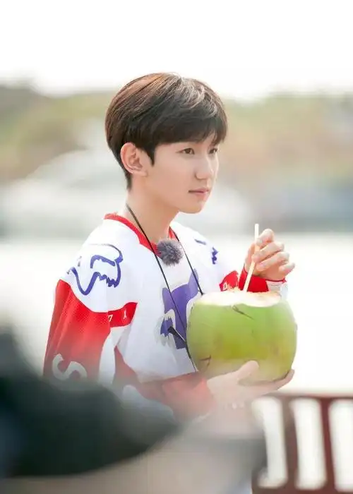 许多网友也注意到王源的状态明显不如以前了,似乎他几年的留学并没有