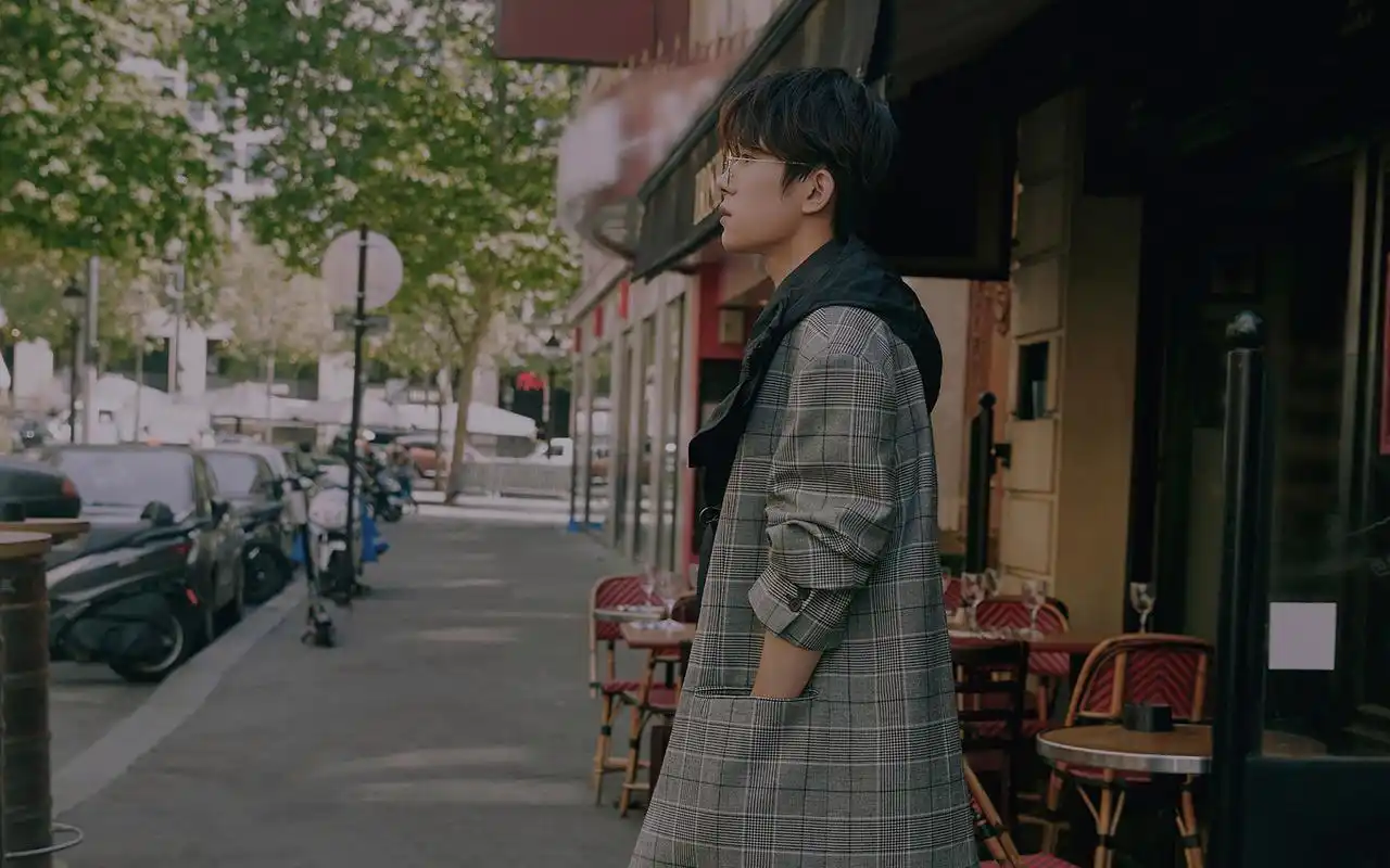 易烊千玺温柔静谧桌面壁纸