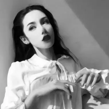 黑白高冷女生头像高清好看的高冷气质女生头像黑白图片