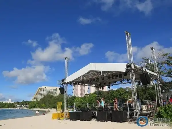 ▼舞台就架在海边的夏日海滩嘉年华.