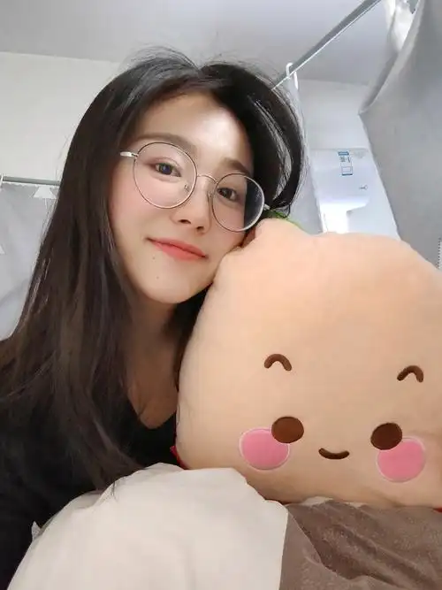 花粉女生自拍和娃娃们合影