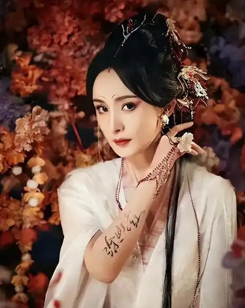 "人间尤物"杨幂太美了!身材凹凸有致眼神勾人,男人的梦中老婆