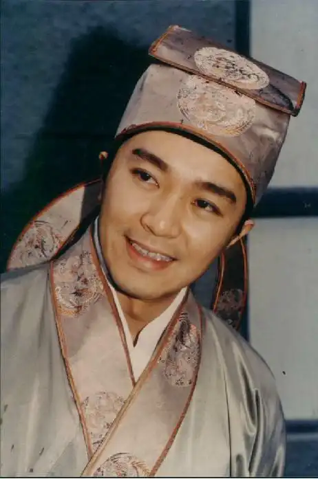 周星驰,出生于1962年6月22日,当时的星爷可是我的心头好啊,明明可以靠