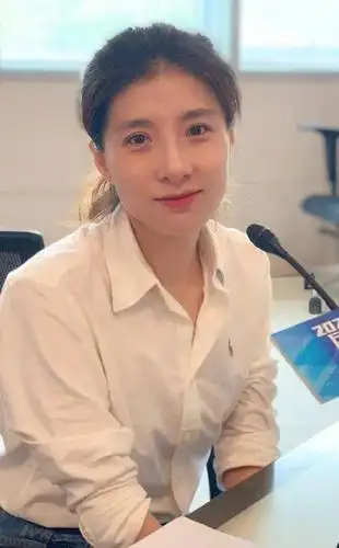 说困惑,献妙计继续召开"民生圆桌会""民生访谈"节目主持人 雪瑾圆桌