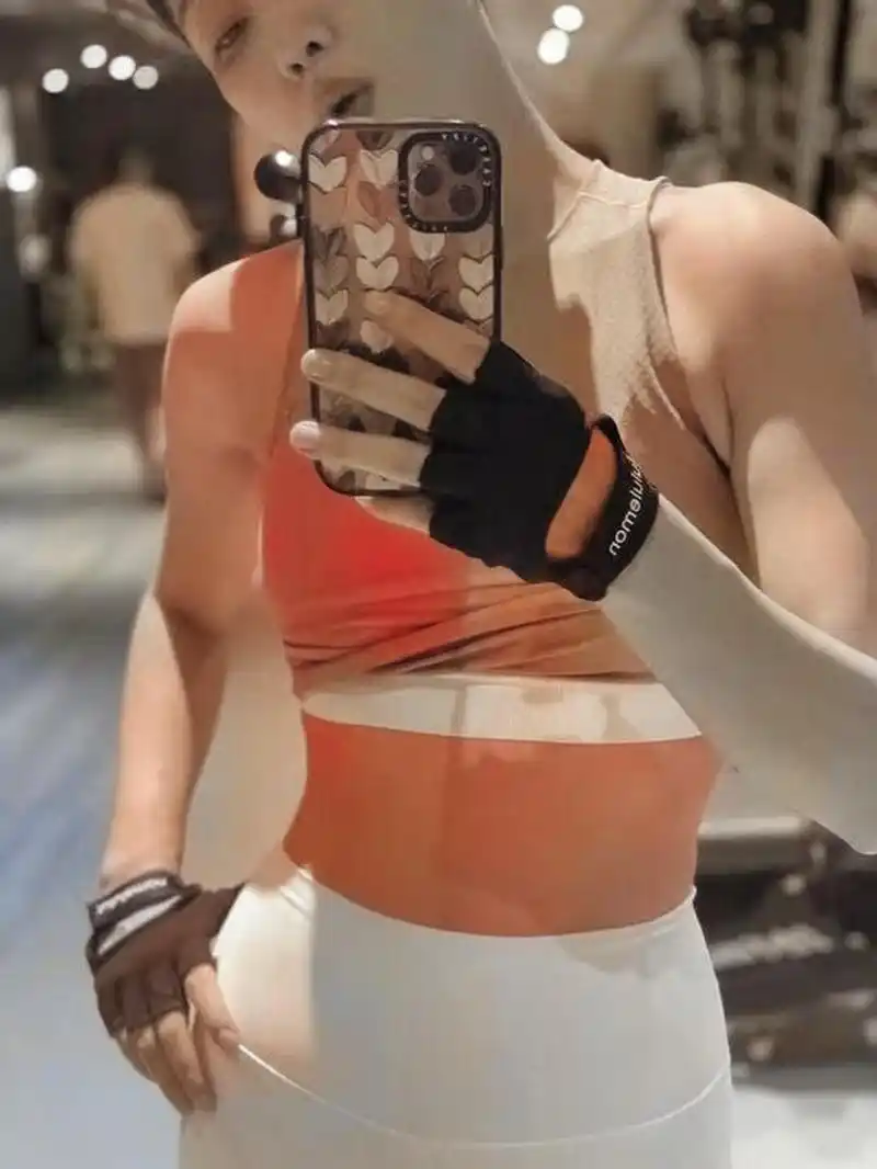 殷桃保持年轻的秘诀就是健身,大方的健身照,大秀自己的好身材,她的