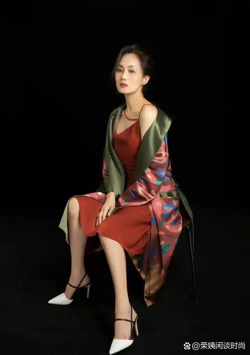 55岁李颖写真照造型真意外!穿外套故意露肩秀身材,年过半百风韵依旧!