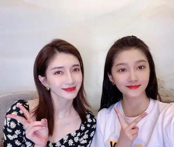 江疏影和关晓彤很像二人不仅长相相似还都是学霸人物