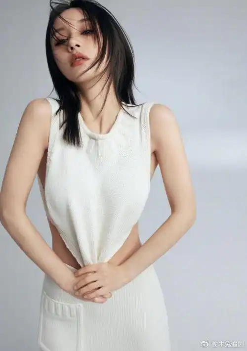 王子文晒情侣合照撒糖拥抱吴永恩甜蜜互动热恋期越来越嫩