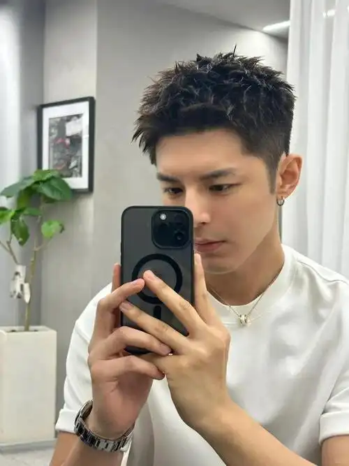 男生别留"锅盖头"发型了,这3款短发更适合夏天,清爽又帅气