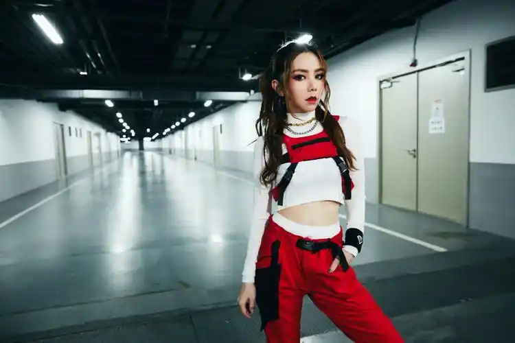 邓紫棋马甲线,声线嗓音感染力很强,造型更帅气