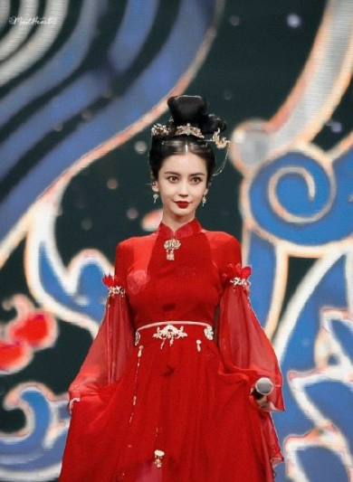 明艳美女!baby一袭红衣古装登台献唱,优雅端庄