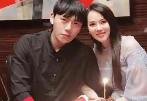 事实证明,娶了大自己十岁伊能静的秦昊,早已走上了另一条道路!