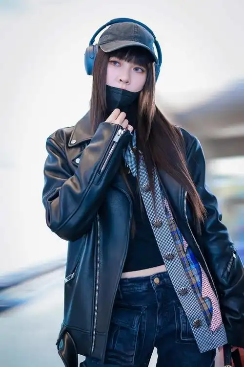 宋妍霏这次穿对了季节!黑色皮夹克搭配工装裤,飒感拉满