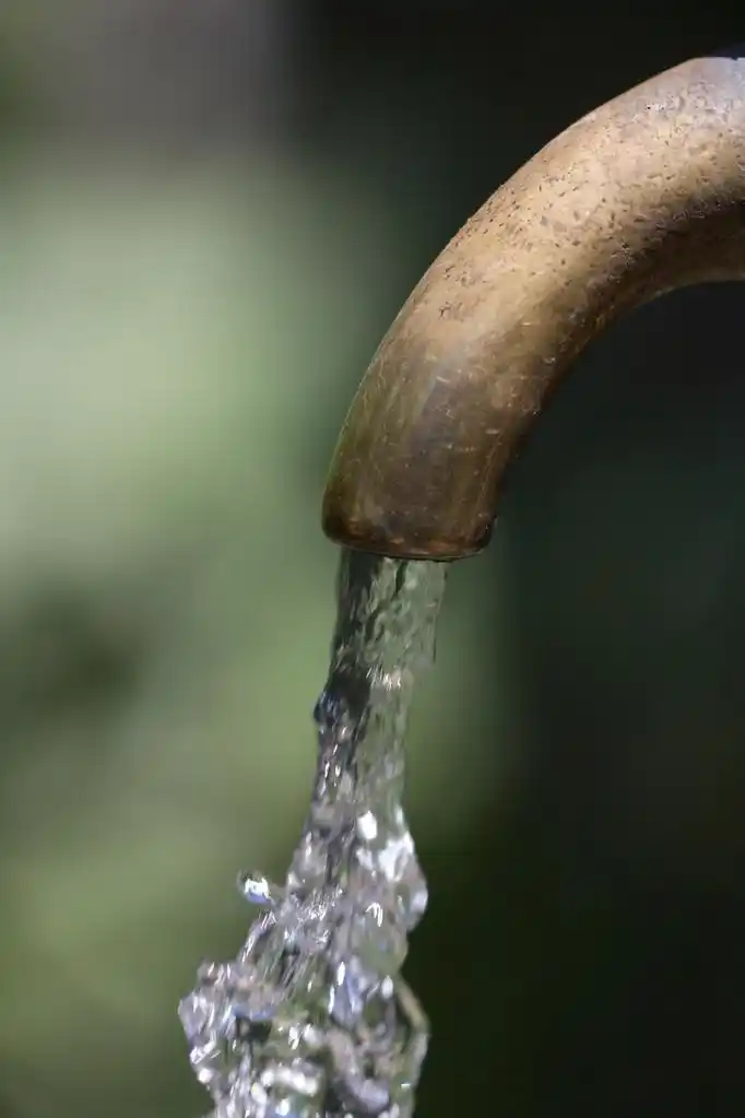 照片.,自来水从水龙头中流出