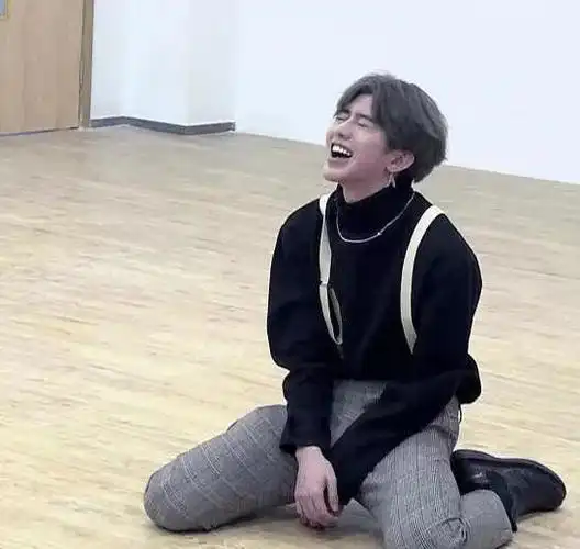 2022秋季鸡你太美小黑子蔡徐坤同款搞笑背带裤黑粉像cxk抖音 领取kun