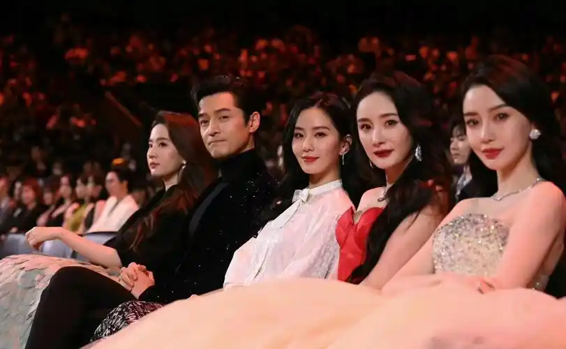 明星小动作全照出来了 _李宇春|迪丽热巴|angelababy