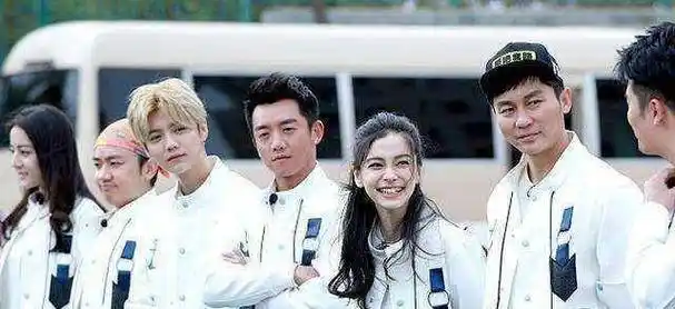 跑男团纷纷为鹿彤恋送去祝福时,只有她暖心替热巴留尊严_鹿晗_关晓彤