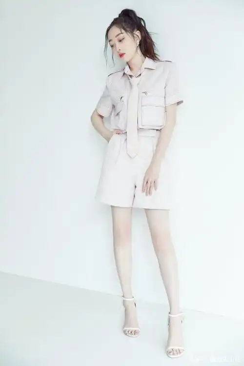 蒋梦婕这种白皮女孩真适合一字带,虽然有点显脚大,但甜美又百搭