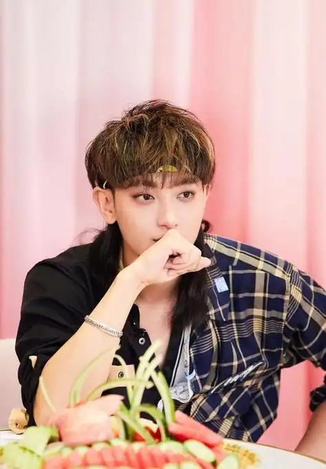 据悉,男生后面留长的头发其实叫鲻鱼头发型,现在为了好读好记,鲻鱼头