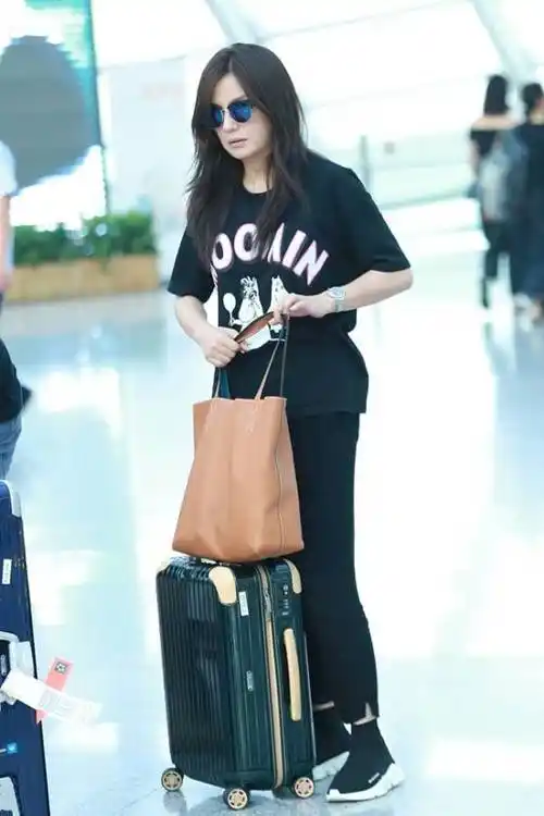 赵薇也太朴素了吧,穿短袖走机场差点认不出,真实又接地气