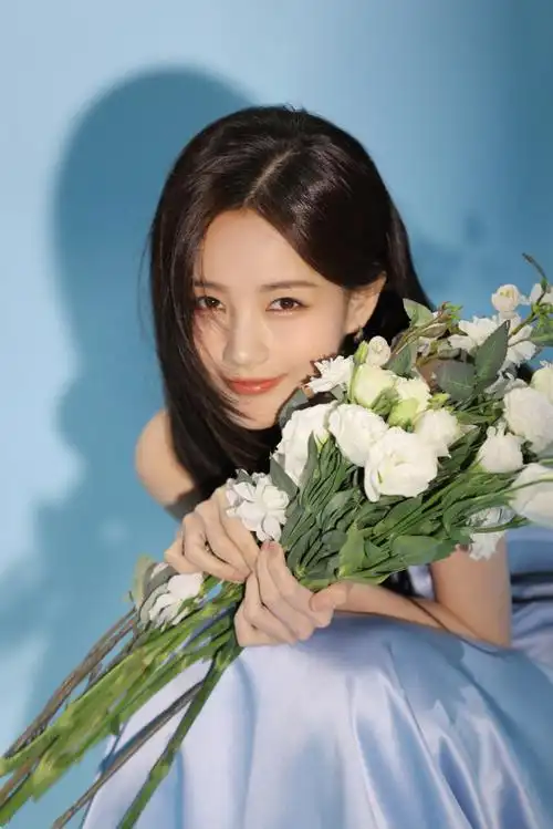 #李一桐丝绸蓝裙#