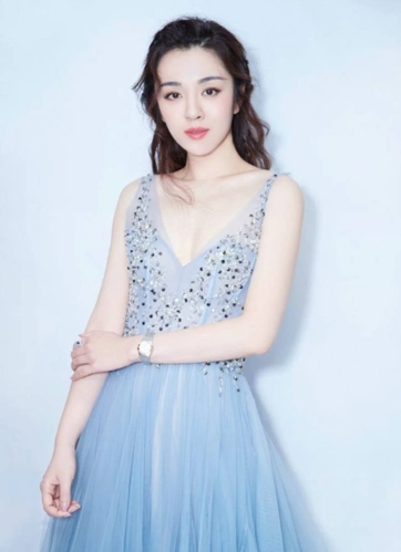 原创看看王晓晨上大学时的证件照你就明白为啥男生都和她玩得好了