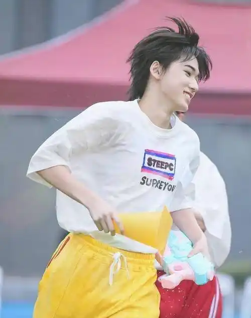 宋亚轩湿发杀,笑容治愈力满满的小甜豆!_少年_未来_时代