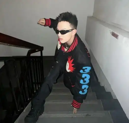 作为演员,童星出身的郑伟要走的路还很长,期待之后在更多角色里相见