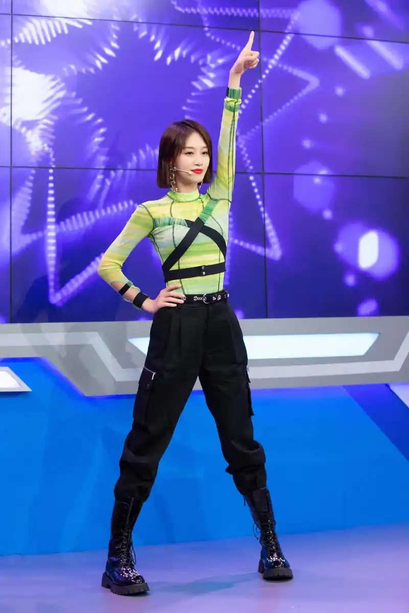 蓝盈莹气质真好,穿皮夹克与羊羔毛相互拼接搭牛仔裤,简约又帅气