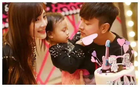 贾乃亮晒与甜馨怼脸合照父女俩五官如复制粘贴