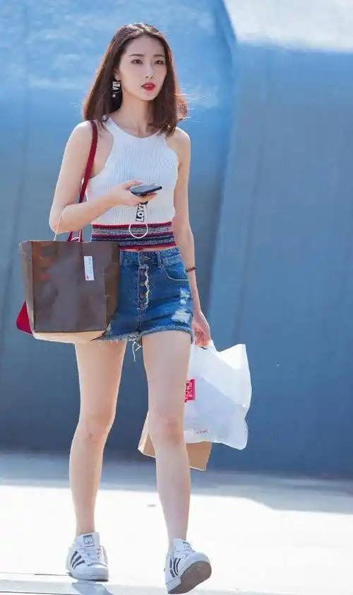 原创穿破洞短裤让青春与个性同步让清爽感觉伴你左右