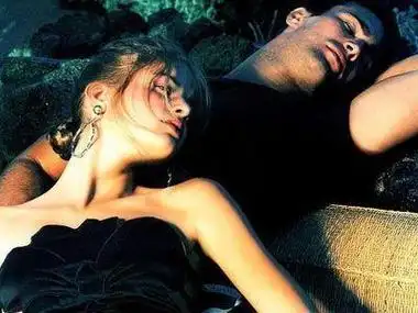 女人和男人最大的区别是,女人想找一个终身伴侣来对抗这种孤独的生活