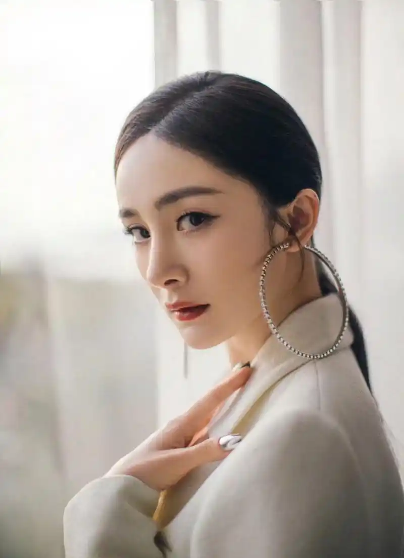 杨幂好奇怪,明明脸上没有一丝皱纹就是看着老了