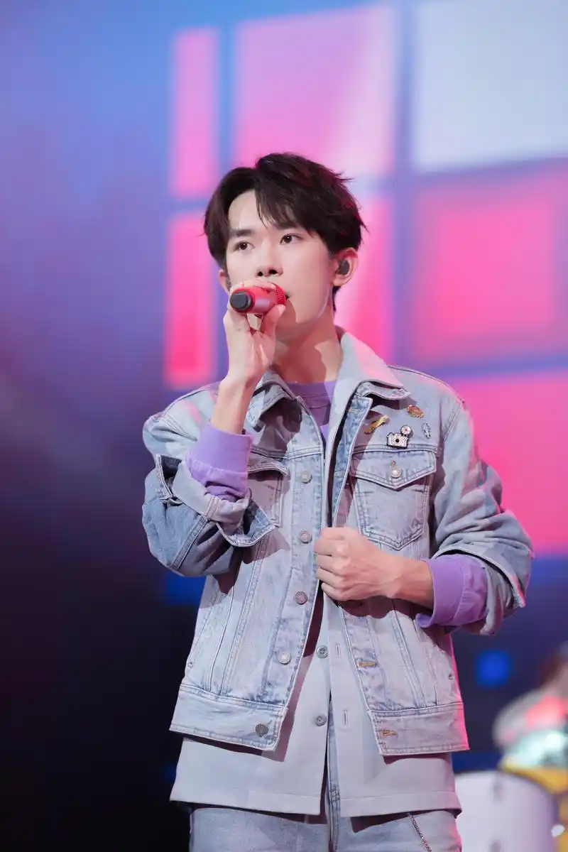 易烊千玺献唱五四青年晚会,穿蓝色牛仔外套配牛仔裤,满满少年力