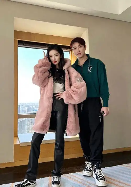 男友人晒合照为杨幂庆生,关系亲密神似恋人,数十张合照引热议