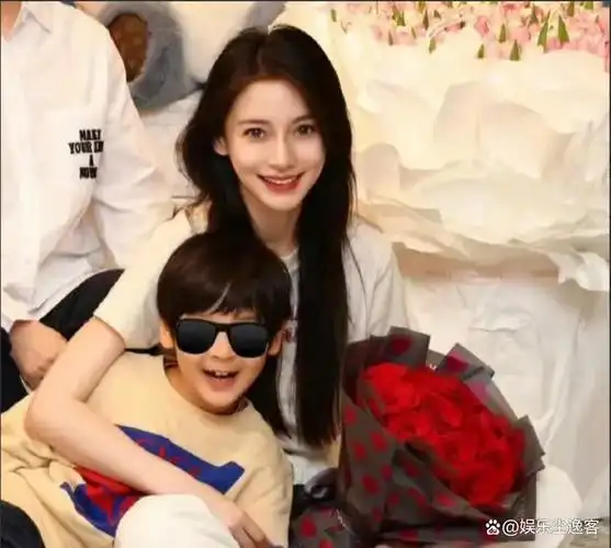 杨颖高调晒全家福庆祝,7岁小海绵正面照首曝光,像极黄晓明!