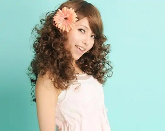 超养眼女生烟花烫发型图片