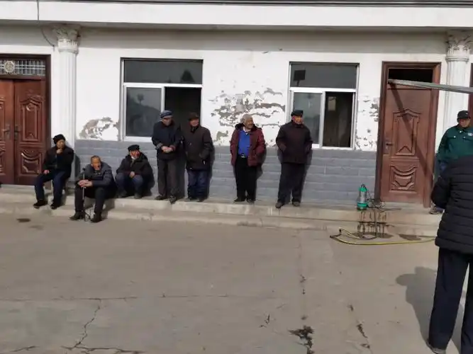 中国的敬老院是在农村实行"五保"的基础上发展起来的.