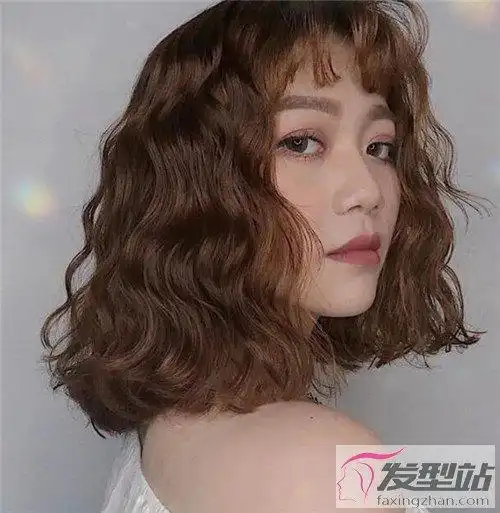 秋季烫"菠萝烫"超美 最新人气女生烫发_发型站_最新流行发型设计发型