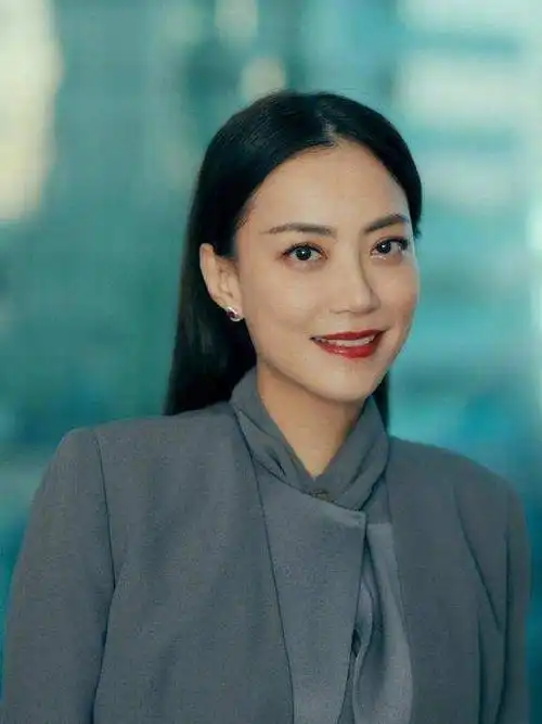 最美经纪人霍汶希样貌出众穿搭时髦哪像50岁的人