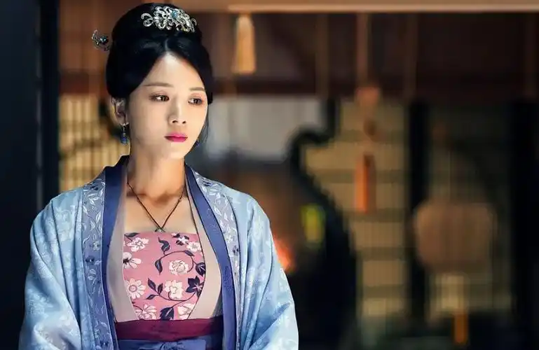 清平乐曹曦文饰演的贾教习戏份多一度被质疑为自己强行加戏