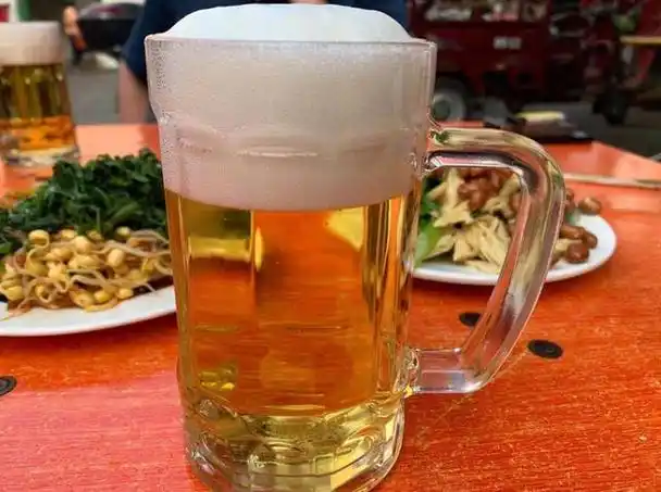 春天喝酒,喝白酒好还是啤酒好?看完就知道了