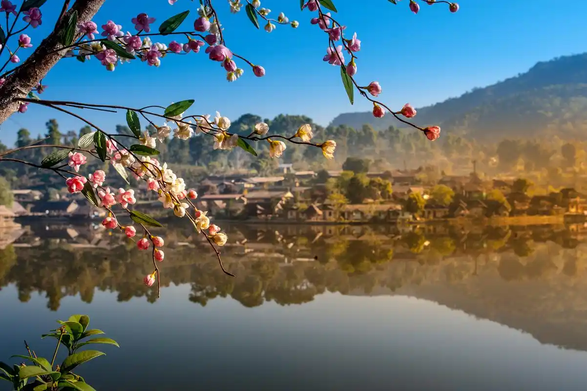 桂林素有"山水甲天下"的美誉,其中桃花江更是桂林风景的一大亮点.