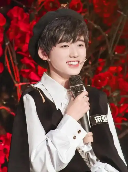 宋亚轩凌晨遭私生围堵助理为开路一手一个抱摔发生冲突