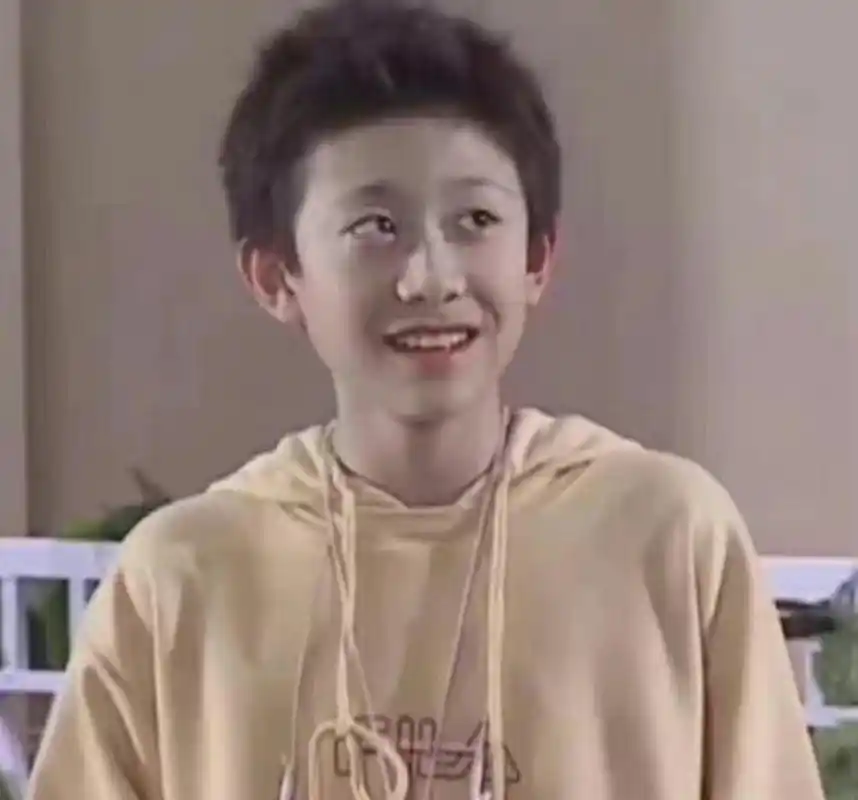 原来刘星走在了时尚前沿#《家有儿女》里刘星的穿搭,这稀奇古怪的