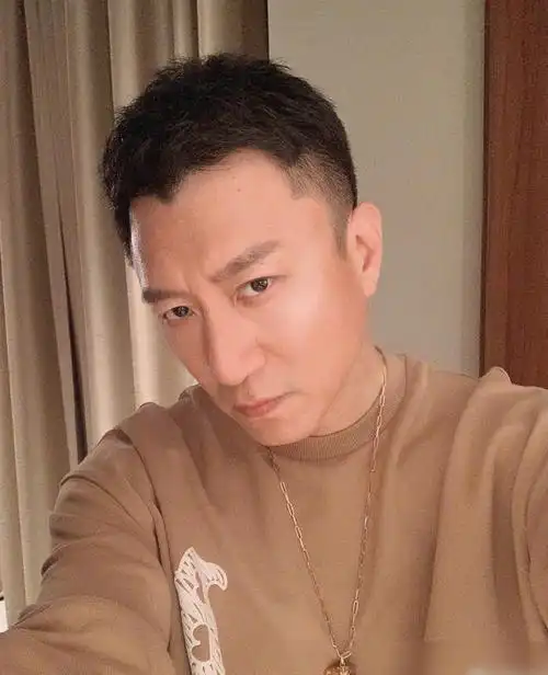 孙红雷网晒自拍照,栗子头发型吸睛,被粉丝吐槽美颜太过了