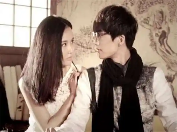 同居试婚!37岁黄龄携男友逛街获亲密拥抱,男方高大帅气超贴心