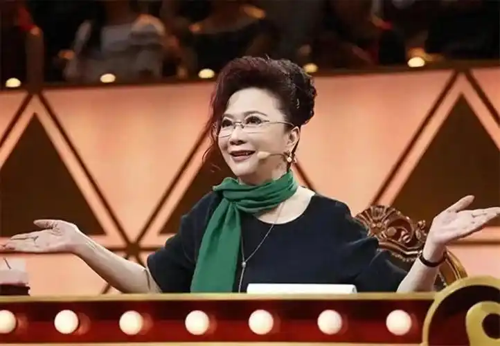 回顾从小品女王到被喊滚出春晚蔡明为何会落得今天这个下场